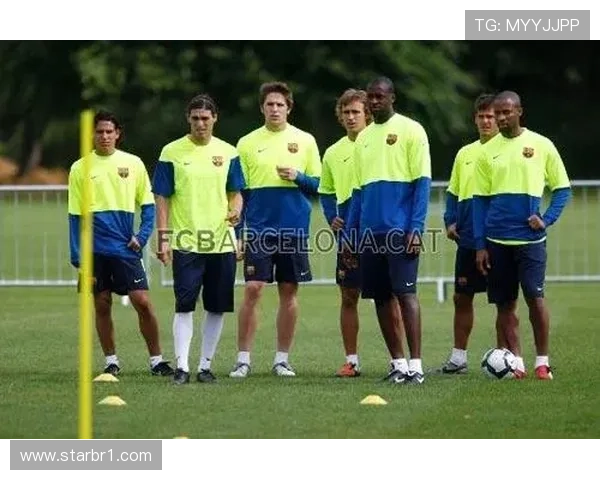 哈维暂停休假紧急赶回巴萨！主帅首次直面管理矛盾与帅位危机