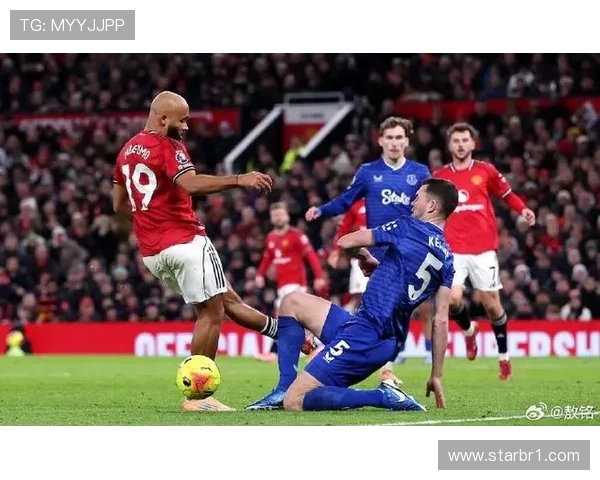 曼联战术体系缺乏稳定性问题逐步显现，球队状态与赛季走势受到影响