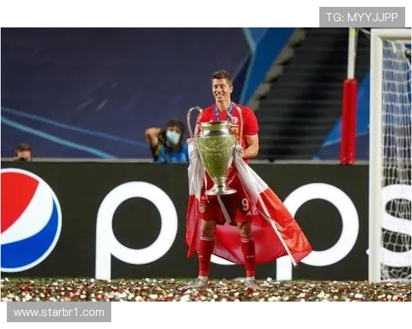 莱万凌晨四点喝蛋白粉的样子，像极了我熬夜吃宵夜